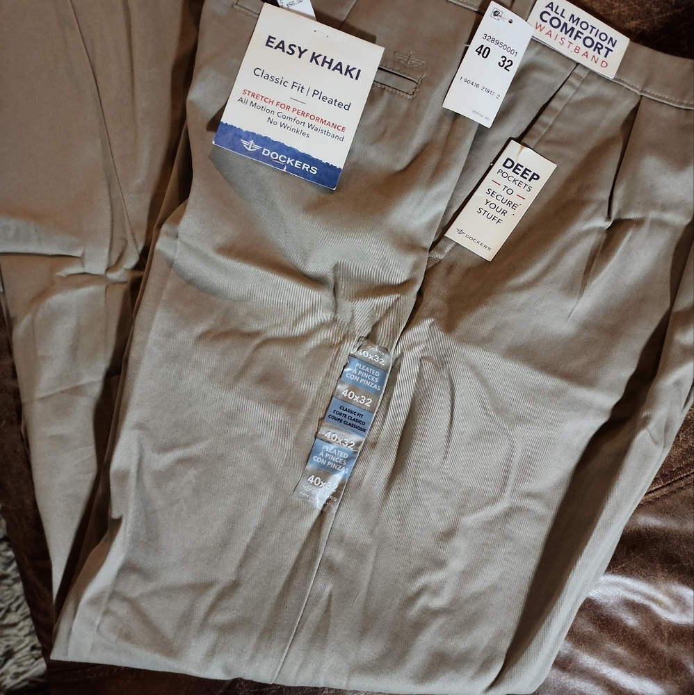 Dockers Khaki pants - classic fit Pleated 40x 32